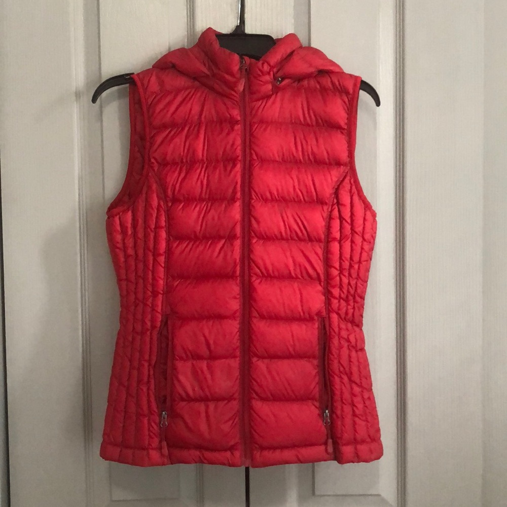 Red puffer vest 32° heat